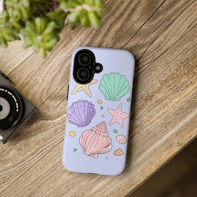 Handyhülle „Pastell-Muscheln“: fliederfarbene Hülle mit Pastell-Muscheln und Seesternen