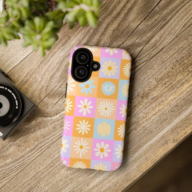 Handyhülle „Retro-Karo mit Blüten“: Hülle mit Gänseblümchen im Pastell-Karo